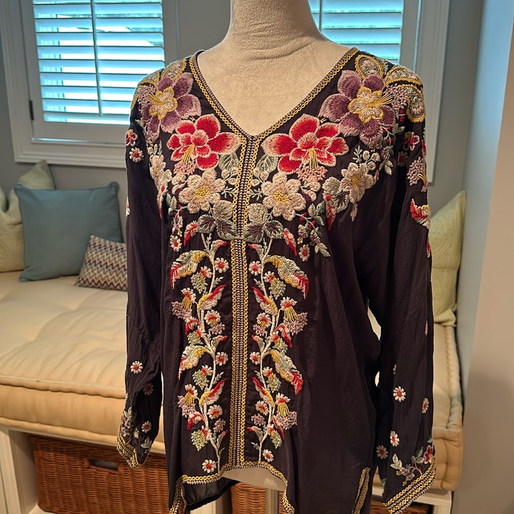 STUNNING Johnny Was embroidered top!